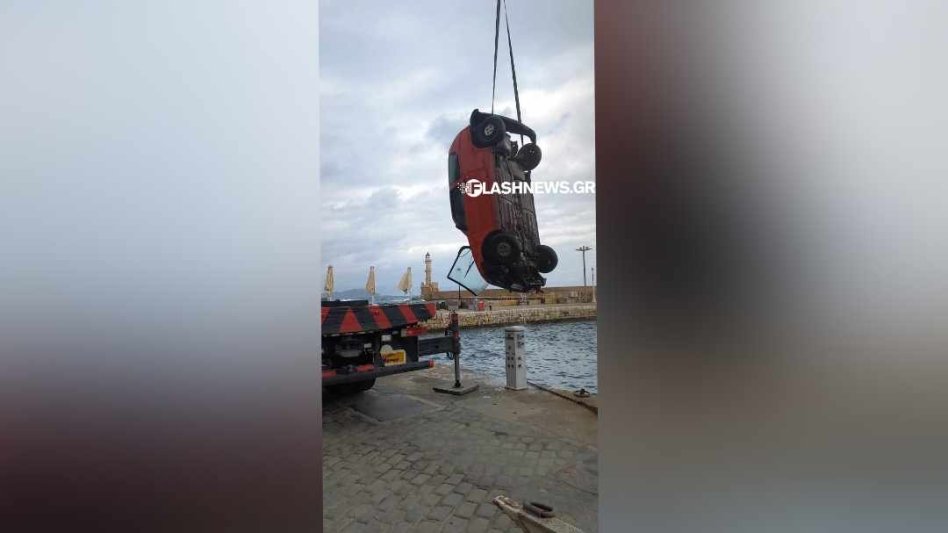 Χανιά: Η στιγμή που γερανός ανασύρει το αμάξι που «βούτηξε» στο Ενετικό Λιμάνι (φωτο)!