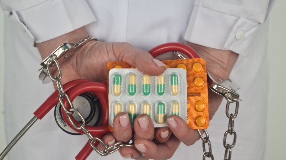 3 χρόνια φυλακή και 60.000 ευρώ πρόστιμο για όσους ασκούν την Ιατρική χωρίς πτυχίο ή χωρίς άδεια!