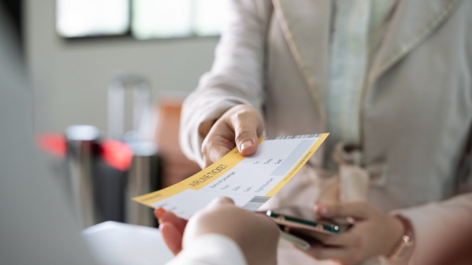 Η ακρίβεια στα αεροπορικά εισιτήρια μειώνει τις τουριστικές κρατήσεις και στην Ελλάδα