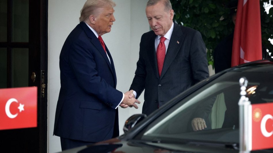 Το «ανατολίτικο παζάρι» Τραμπ- Ερντογάν, η Ελλάδα και το Ισραήλ, ενεργειακή «βόμβα» στη βιομηχανία, η «ψήφος» εμπιστοσύνης σε ΓΕΚ και Intralot, τα ιστορικά υψηλά της Άβαξ και οι ισχυρές επιδόσεις του ΟΛΘ