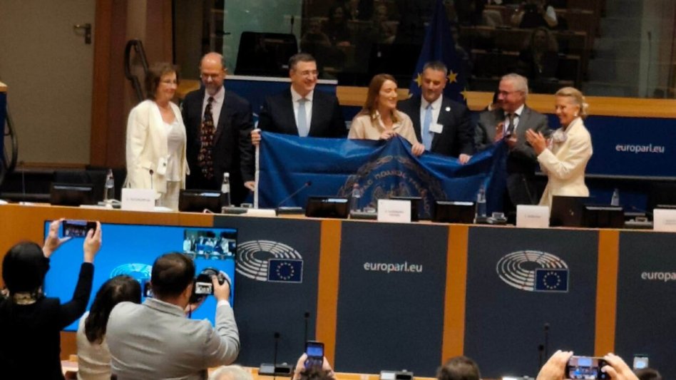 Η Ρομπέρτα Μετσόλα κρατά τη σημαία του Μεσολογγίου στο Ευρωπαϊκό Κοινοβούλιο