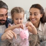 Allianz: Οι γονείς αισθάνονται μεγαλύτερη οικονομική ασφάλεια για τη συνταξιοδότησή τους από τους ενήλικες χωρίς παιδιά