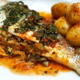 lavraki_me_patates_kai_ntomata_sto_foyrno